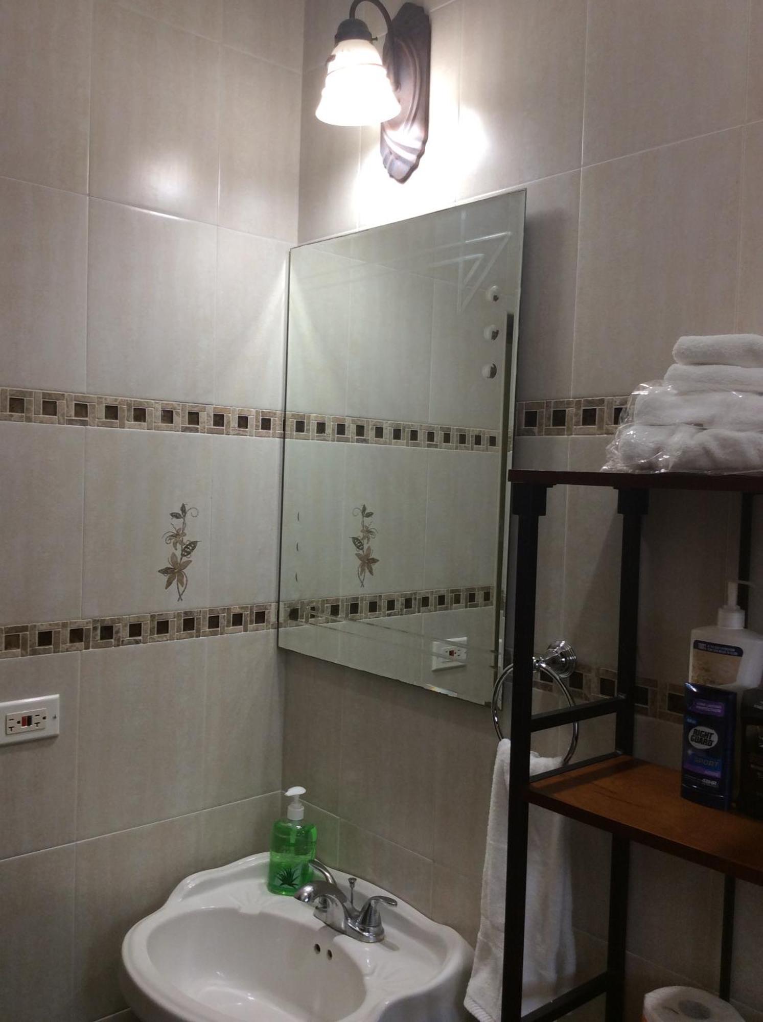 Le Quad - One Bedroom & Studio Apt - Private, Spacious & Secured Кінгстон Екстер'єр фото