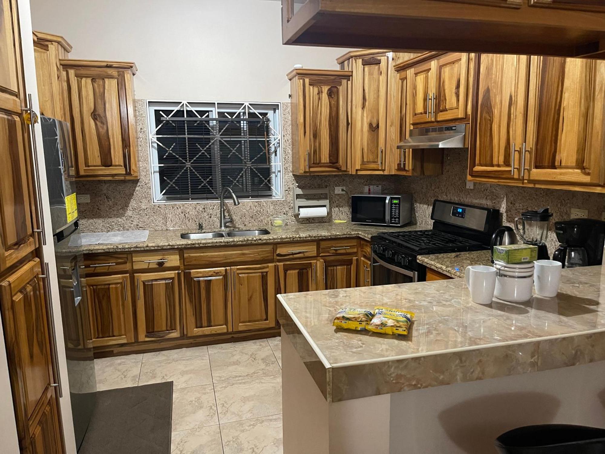 Le Quad - One Bedroom & Studio Apt - Private, Spacious & Secured Кінгстон Екстер'єр фото