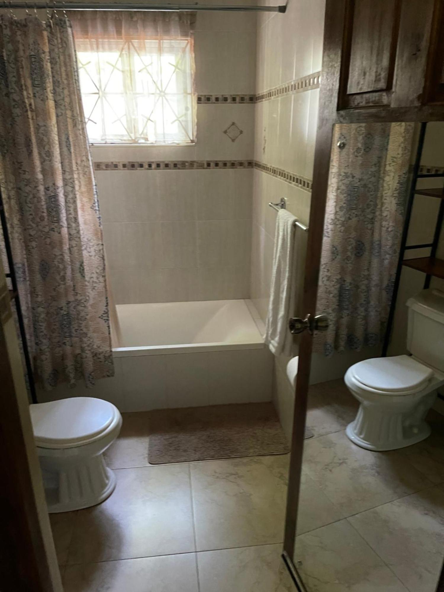 Le Quad - One Bedroom & Studio Apt - Private, Spacious & Secured Кінгстон Екстер'єр фото