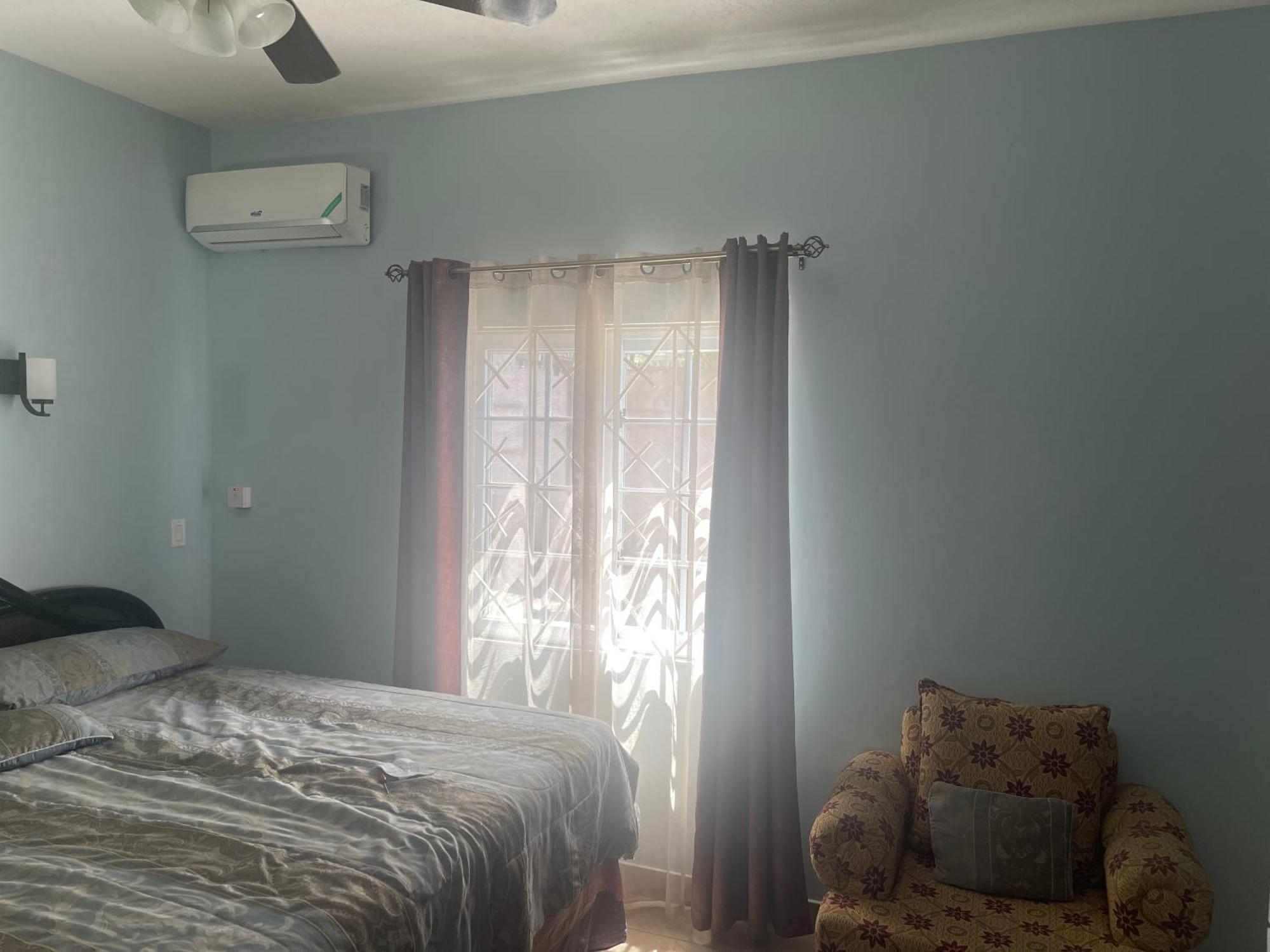 Le Quad - One Bedroom & Studio Apt - Private, Spacious & Secured Кінгстон Екстер'єр фото